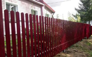 Металлическая ограда из евроштакетника для частного дома