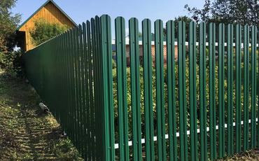 Забор из евроштакетника для загородного дома и дачи