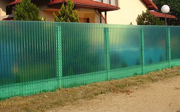 Забор из поликарбоната для частного дома и дачи