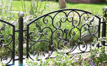 Кованая садовая ограда