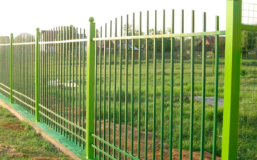 Загородный металлический забор из профтрубы