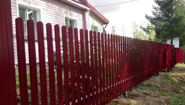 Металлическая ограда из евроштакетника для частного дома