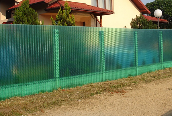 Забор из поликарбоната для частного дома и дачи