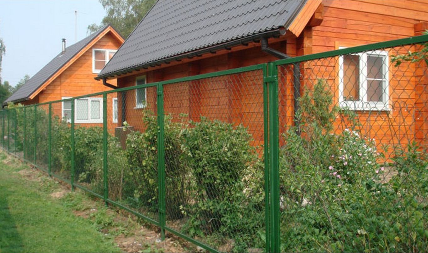 Забор из рабицы для загородного дома