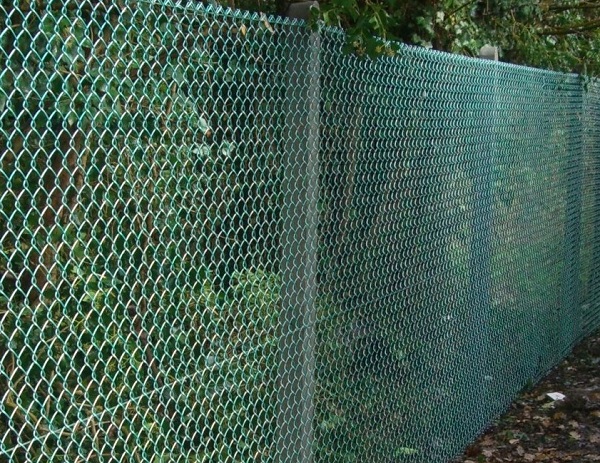 Ограда из сетки-рабицы для участка