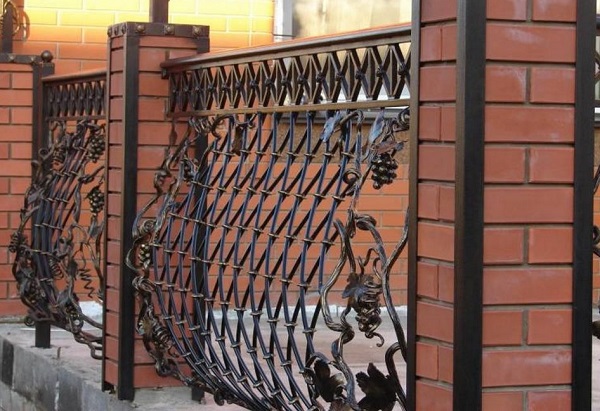 Металлический забор с узором виноградной лозы