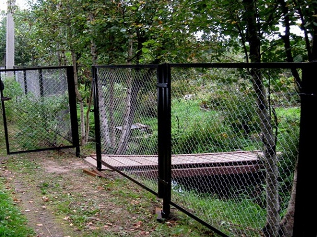 Дачный забор из сетки рабицы