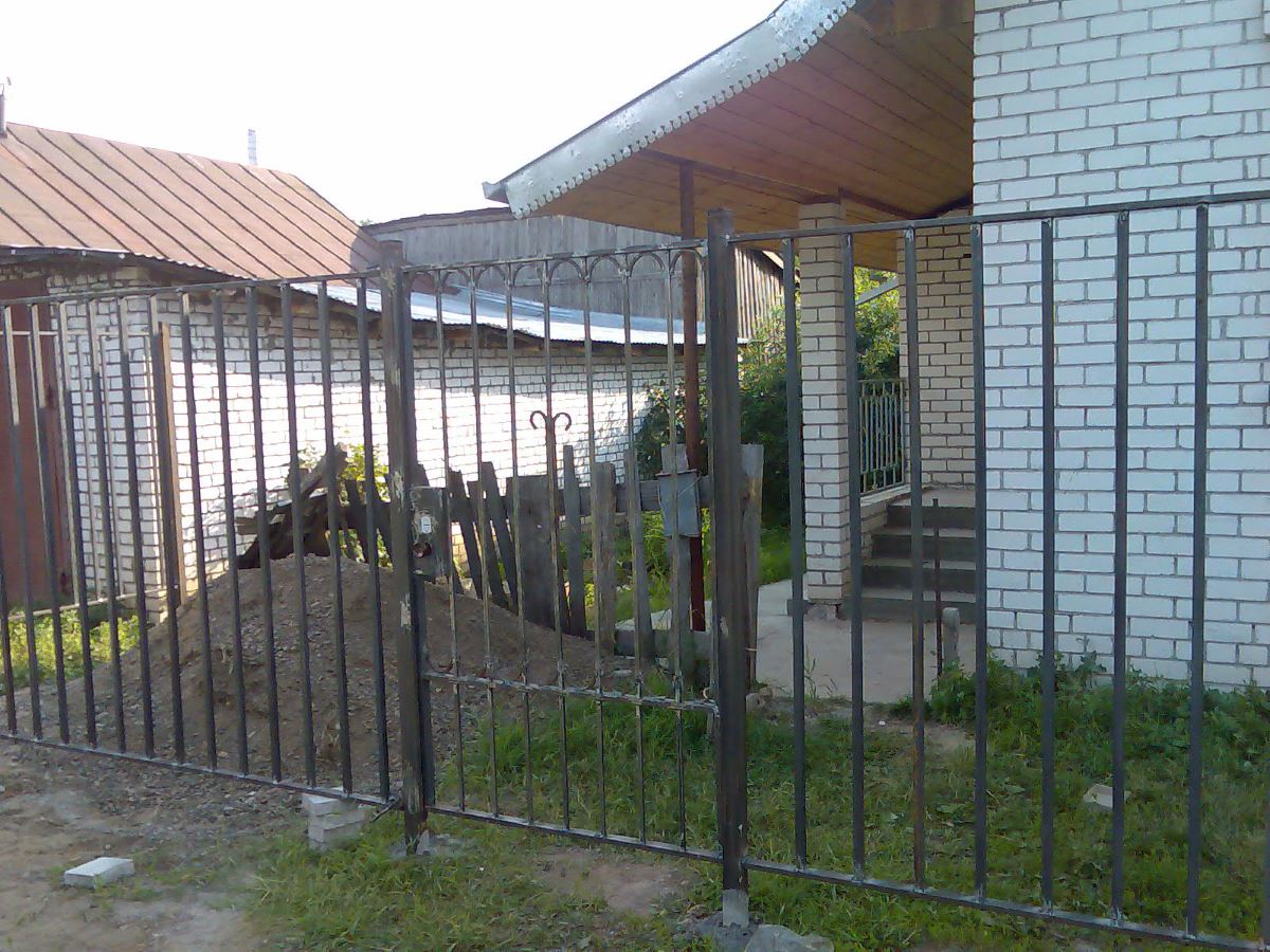 Металлический забор для загородного дома